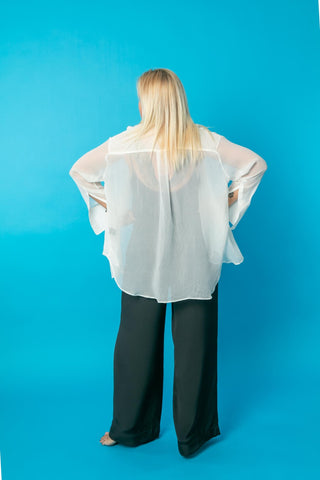 White silk shirt with long sleeves.- Fits true to size- Cut for a relaxed fit- Lightweight, non-stretchy fabric Model height is 172 cm and is wearing "S" size.